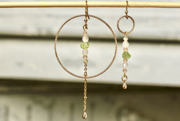 Ohrringe Kreis Stab Peridot Rohstein mit Rosenquarz Perlen und geometrischer Form als bezaubernder Trendschmuck und Geschenk für sie